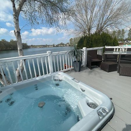 Lakeside Retreat 4 With Hot Tub, Private Fishing Peg Situated At Tattershall Lakes Country Park Exterior foto