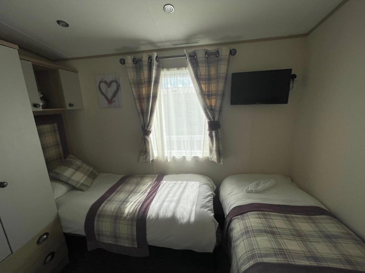 Lakeside Retreat 4 With Hot Tub, Private Fishing Peg Situated At Tattershall Lakes Country Park Exterior foto
