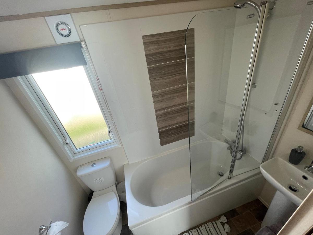 Lakeside Retreat 4 With Hot Tub, Private Fishing Peg Situated At Tattershall Lakes Country Park Exterior foto