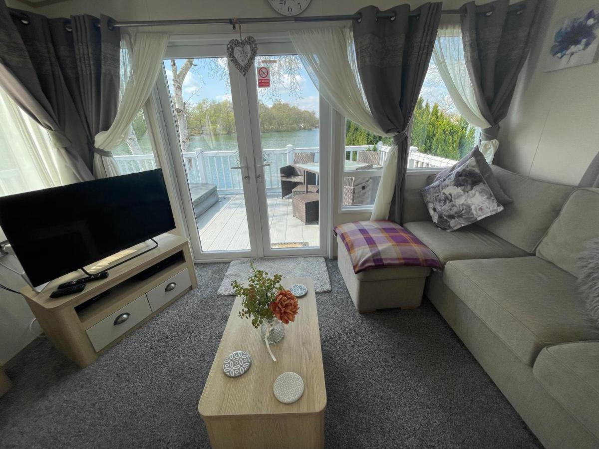 Lakeside Retreat 4 With Hot Tub, Private Fishing Peg Situated At Tattershall Lakes Country Park Exterior foto