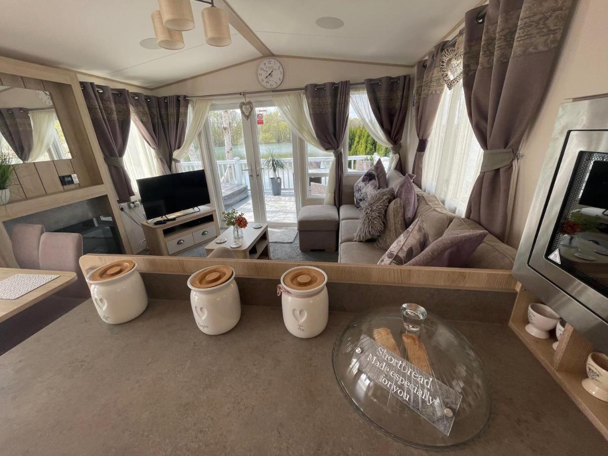 Lakeside Retreat 4 With Hot Tub, Private Fishing Peg Situated At Tattershall Lakes Country Park Exterior foto